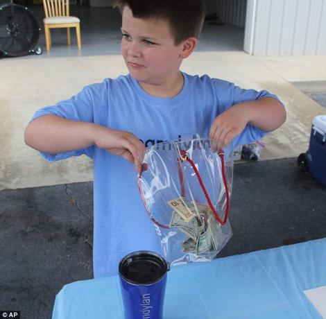 Îți sfâșie inima! Motivul pentru care un băiețel de nouă ani s-a apucat să vândă limonadă! A câștigat șase mii de dolari, în două ore, dar gestul lui a impresionat o lume întreagă