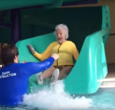 Nepotul și-a dus bunica  de 93 de ani la piscină și s-a lăsat cu show! Ce a făcut femeia
