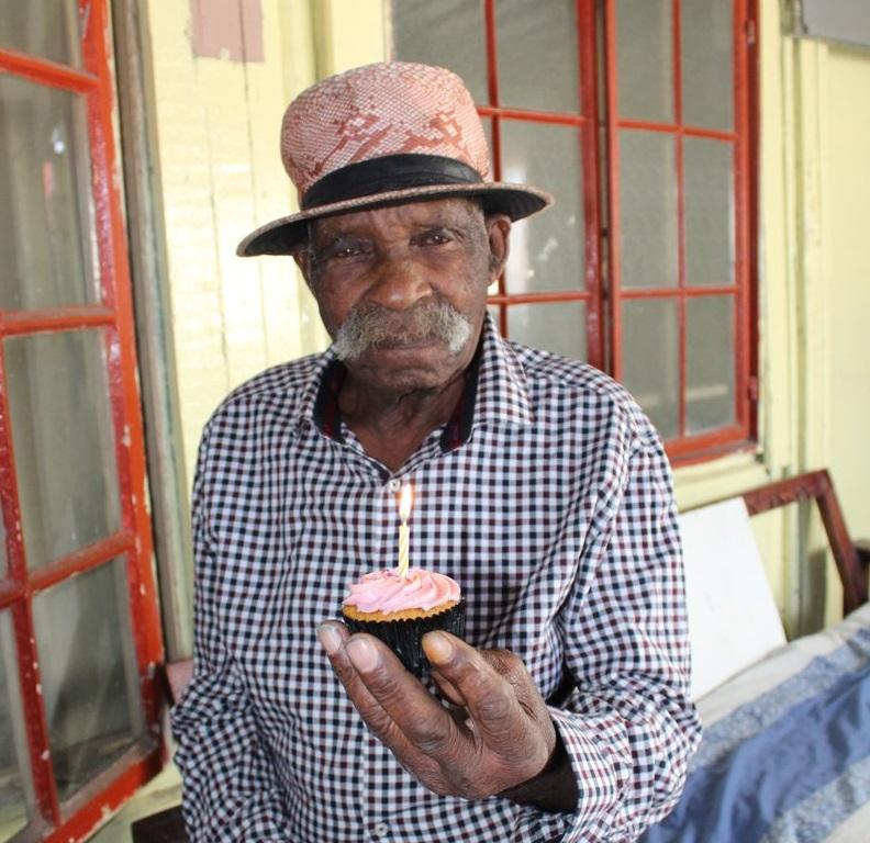 Niciodată nu e prea t&acirc;rziu. Cel mai bătr&acirc;n bărbat din lume se luptă să renunțe la fumat: Dau vina pe diavol