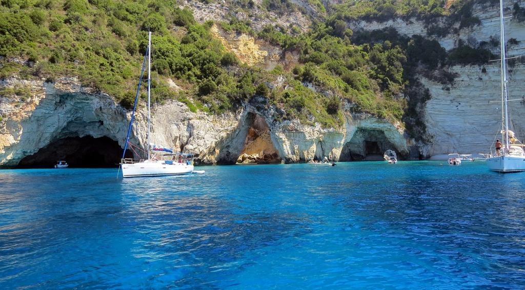 Peșteri cu ape turcoaz și plaje cu iz sălbatic, din Corfu