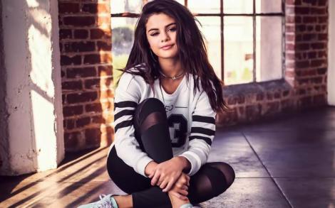 Selena Gomez, de nerecunoscut după ce și-a schimbat look-ul! Detaliul care le-a atras atenția internauților!
