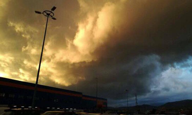 Atenție mare &icirc;n aceste zile! Dacă observați tipul acesta de nori pe cer, intrați rapid &icirc;n casă! Sunteți &icirc;n mare pericol!