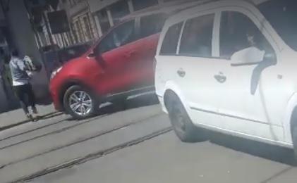 Un t&acirc;năr, lovit intenționat cu mașina pe trecerea de pietoni &ndash; VIDEO
