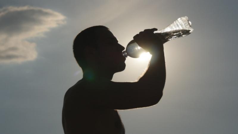 Un bărbat a băut doar apă timp de o lună și apoi a văzut consecințele! Ce a pățit