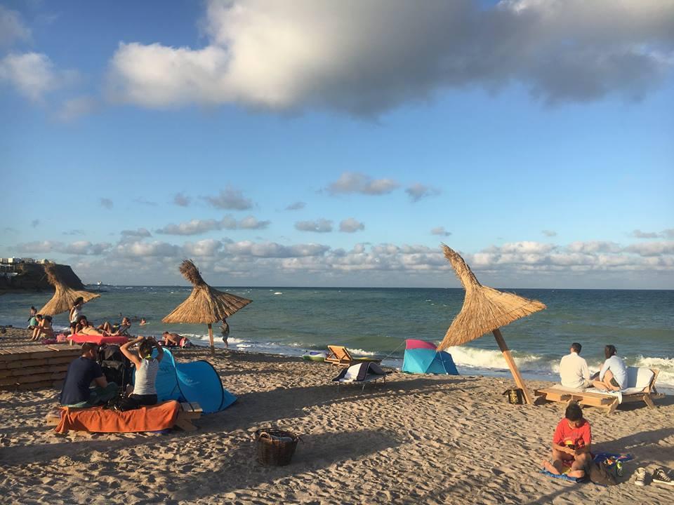 Cu mașina pe plaja din Vama Veche. Ce amendă a primit un turist