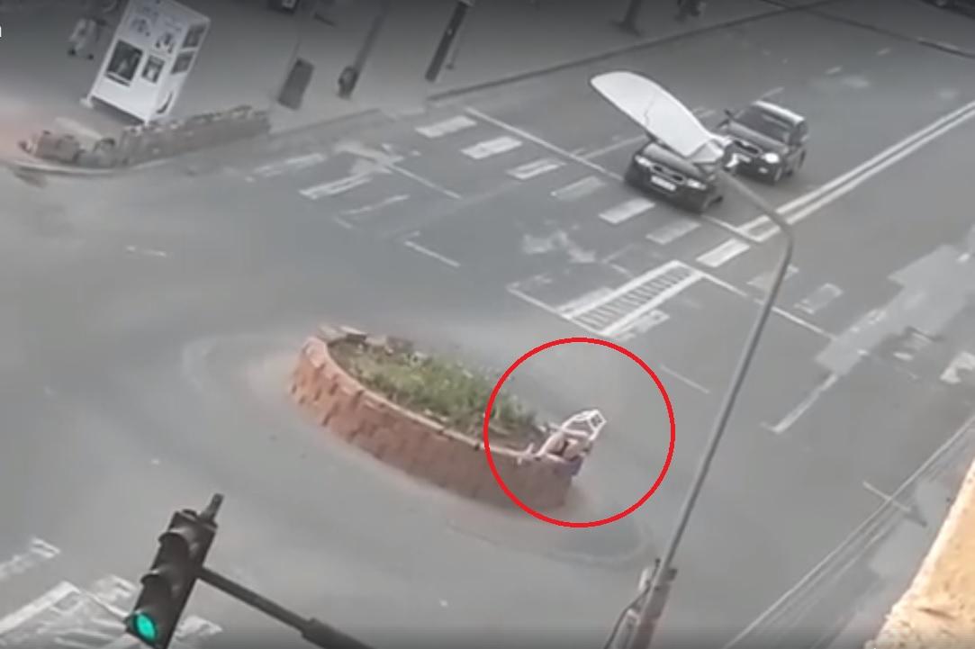 A &icirc;nceput sezonul estival, &icirc;n Alba Iulia! O t&acirc;nără și-a pus costumul de baie și a ieșit la plajă, &icirc;ntr-o intersecție. Deloc deranjată de mașini, citește și ziarul