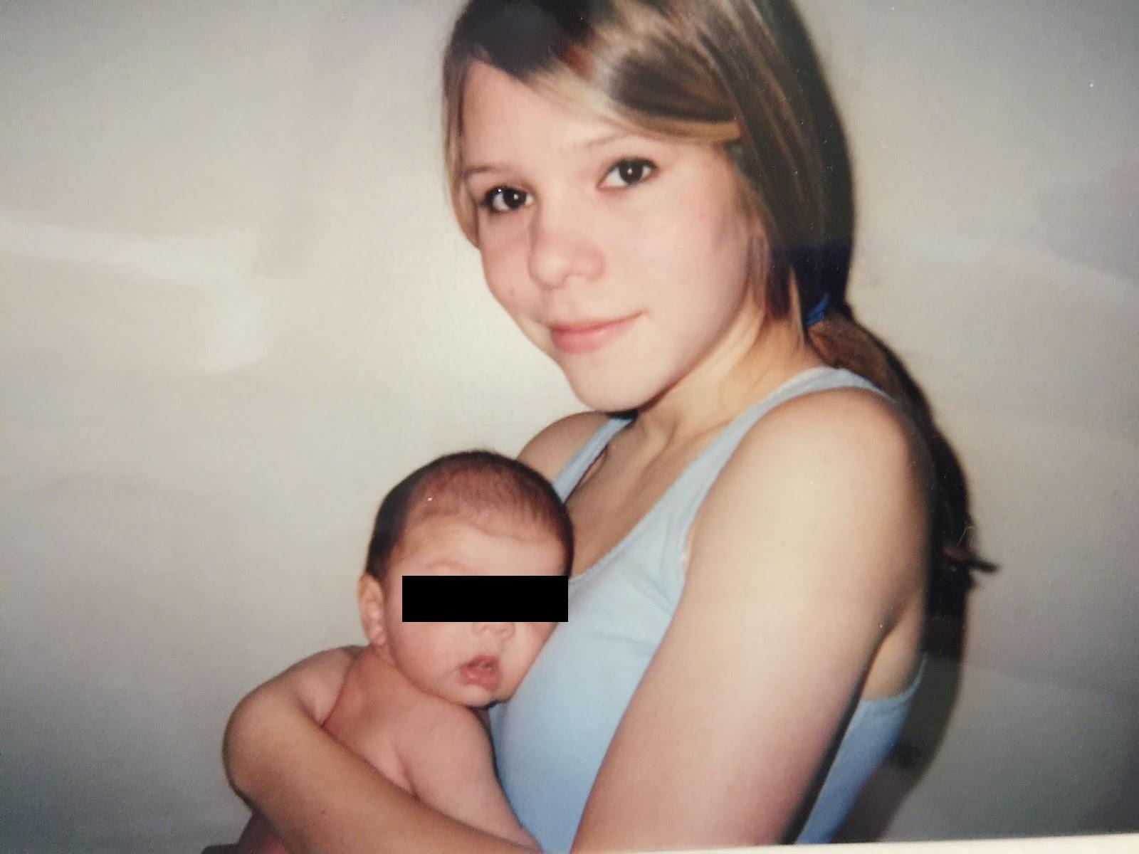 &Icirc;n loc de jucării și desene animate! Cea mai t&acirc;nără bunică din lume este rom&acirc;ncă și are 23 de ani