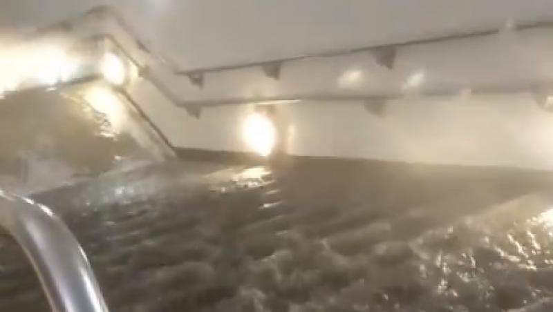 Imaginile au devenit virale pe internet! Staţii de metrou inundate și apă șiroaie pe scări, în Paris