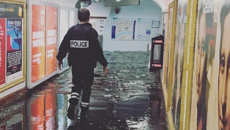 Imaginile au devenit virale pe internet! Staţii de metrou inundate și apă șiroaie pe scări, în Paris