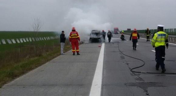 FLĂCĂRI pe autostradă. Un autoturism, incendiat &icirc;n timpul deplasării
