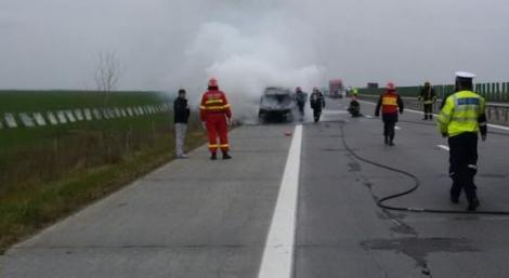 FLĂCĂRI pe autostradă. Un autoturism, incendiat în timpul deplasării