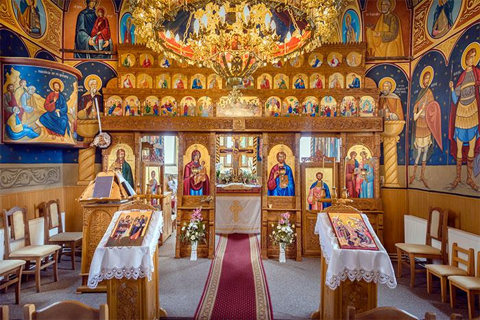 Aşa ceva nu ar trebui să existe. Motivul HALUCINANT pentru care un preot le cere enoriaşilor săi bani şi rugăciuni: "Iisus nu ar călări un măgar, ci..."