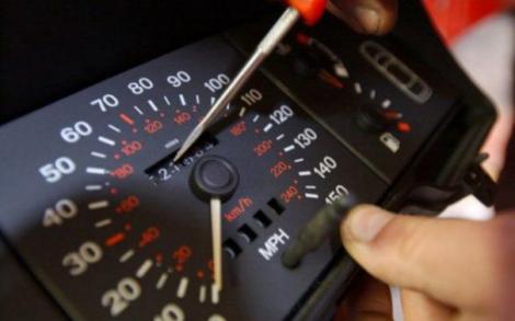 Mare atenție! Peste jumătate dintre maşinile care sunt scoase la v&acirc;nzare &icirc;n Europa au kilometrajul dat peste cap! Cum se falsifică și c&acirc;t costă o asemenea operațiune ilegală