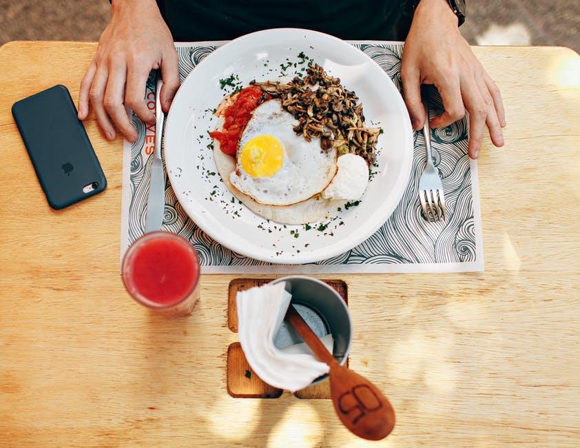 Mic dejunul antreprenorului prosper: 4 alimente care te tin concentrat la birou