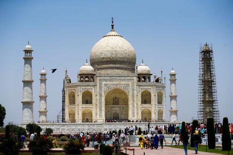 TAJ MAHAL, în pericol! Celebrul templu indian este "sufocat" de turişti: "Şi culoarea marmurei s-a schimbat"