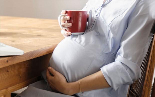 Atenție, mămici! Ești &icirc;nsărcinată și bei cafea? Ce i se poate &icirc;nt&acirc;mpla bebelușului tău, după naștere. Niciun medic nu-ți va spune!