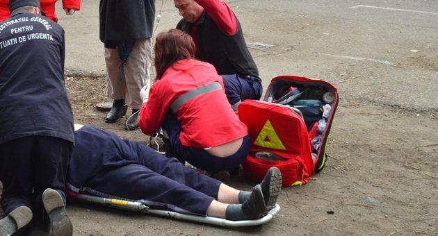 Familie, nenorocită! Două persoane, soţ şi soţie, spulberate pe o trecere de pietoni. Au fost transportați, de urgență, la spital