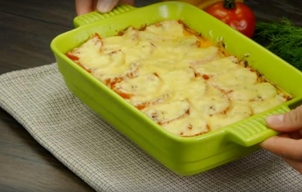 Rețeta perfectă pentru musafiri: Budincă rapidă cu legume și piept de pui la cuptor. Se face cât ai clipi și este extrem de simplu de pregătit!