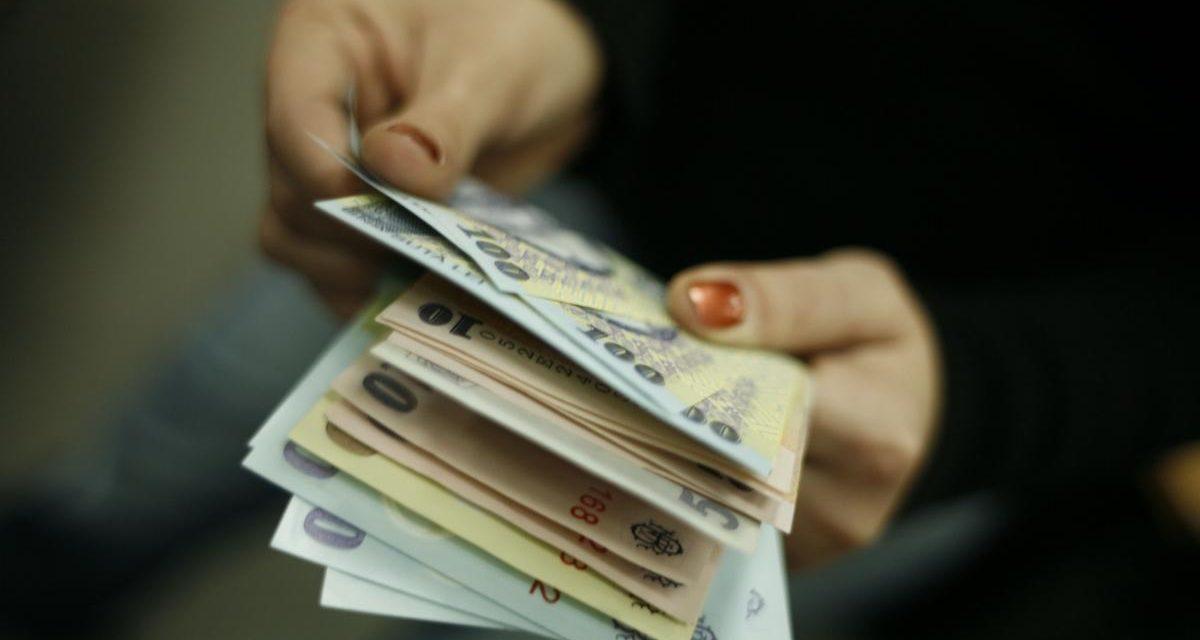 Lovitură pentru rom&acirc;nii care au rate cu dob&acirc;nda &icirc;n lei. Decizia BNR &icirc;i va afecta