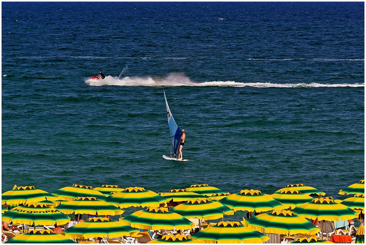 Vacanță de Rusalii &icirc;n Nisipurile de Aur: sporturi nautice, parcuri acvatice și relaxare la plajă