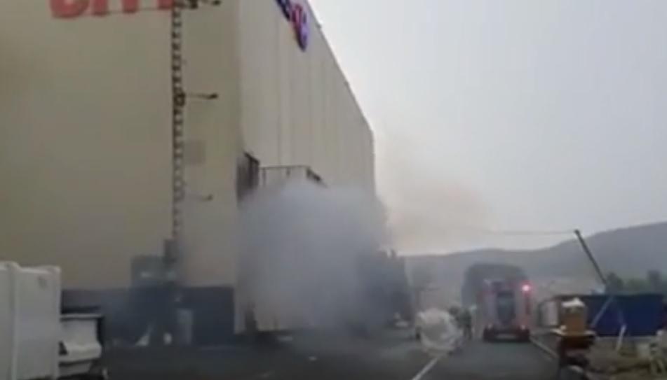 Incendiu &icirc;ntr-un mall din Rom&acirc;nia! Mai bine de 300 de oameni au fost evacuaţi (VIDEO)