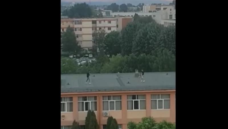 Meci de fotbal, pe acoperișul unei şcoli din Piteşti. Doi copii au fost filmaţi, în timp ce se jucau: 