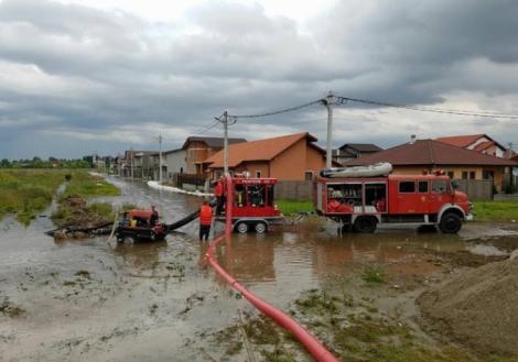 A fost prăpăd!  Străzi şi subsoluri inundate într-un oraș din România după o ploaie torenţială. „Am crezut că a venit potopul!”. METEO