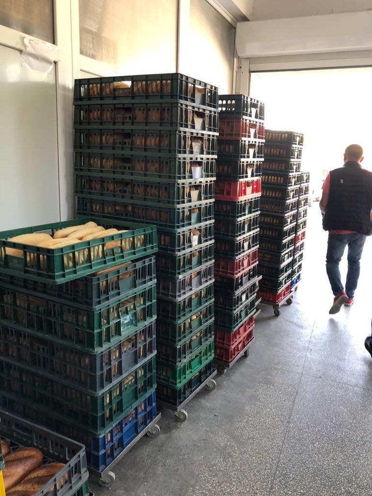 P&acirc;ine transportată &icirc;n lăzi murdare și lăsate pe jos. Imagini uluitoare dintr-o fabrică unde se produce p&acirc;ine distribuită &icirc;n toată Rom&acirc;nia