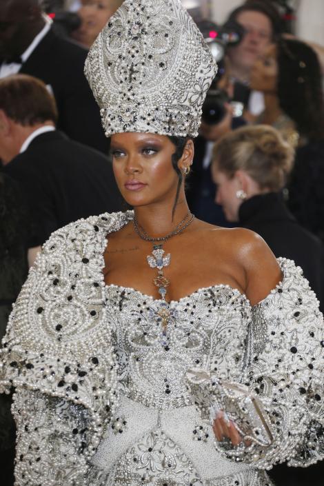 Scandal la Gala MET, după ce Rihanna s-a costumat în Papă. Catolicii, pe Twitter: ”Blasfemie”