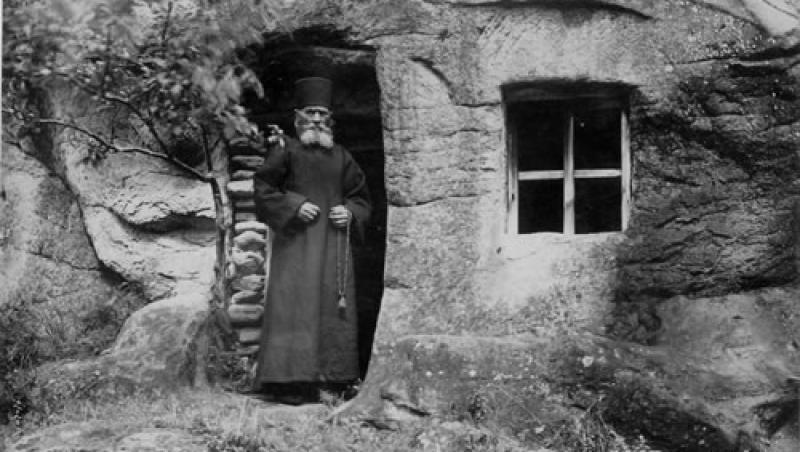 Povestea mănăstirii din România unde au loc MINUNI DUMNEZEIEȘTI! A ars aproape din temelii în trecut, iar accesul se făcea cu barca sau trăsura
