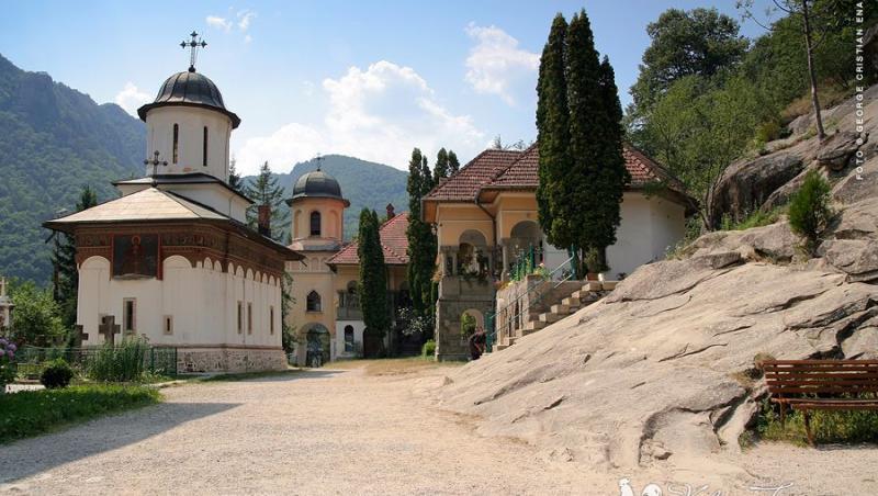 Povestea mănăstirii din România unde au loc MINUNI DUMNEZEIEȘTI! A ars aproape din temelii în trecut, iar accesul se făcea cu barca sau trăsura
