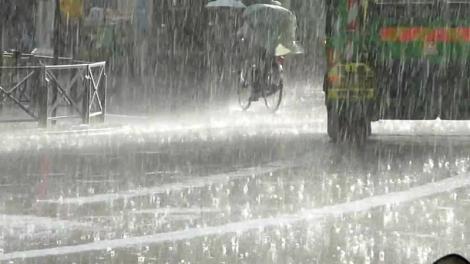 E jale cu vremea! Ultimele avertizări ale meteorologilor vizează toată țara: ploi torențiale, vânt și căderi de grindină