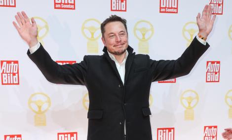 Elon Musk surprinde din nou. Acumpărat acțiuni în valoare de 10 milioane$ de la propria companie.