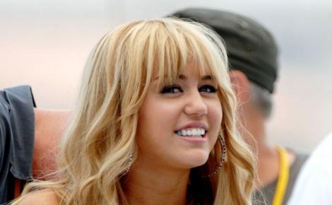 Miley Cyrus, apariție de infarct! Fosta „Hannah Montana” a crescut și a purtat cea mai decoltată rochie și s-a văzut TOT!