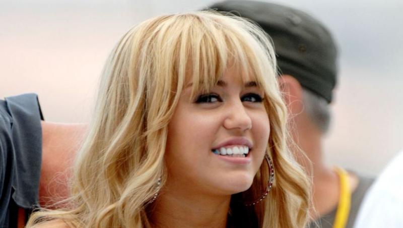Miley Cyrus, apariție de infarct! Fosta „Hannah Montana” a crescut și a purtat cea mai decoltată rochie și s-a văzut TOT!