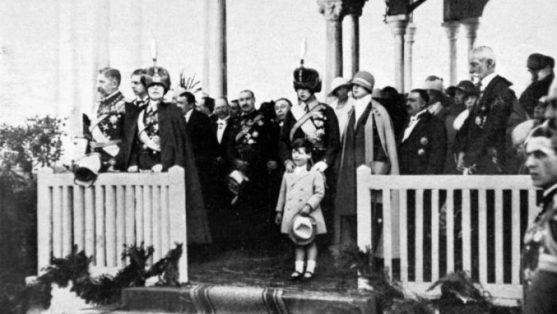 10 MAI, ZIUA REGALITĂȚII!  Imagini inedite cu Regele Mihai, la defilările din 1928 până în 1946. Amintirile unui copil: „Îl sculam pe tata cu noaptea în cap, tot îndemnându-l să mergem mai devreme ca să apucăm loc!”