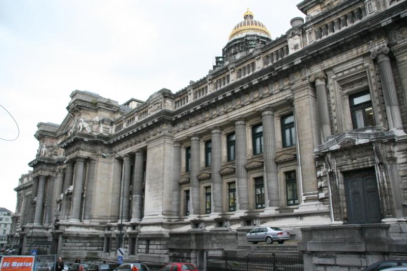 Alertă cu bombă la Bruxelles! Palatul de Justiţie a fost evacuat: "Ar putea exploda &icirc;n orice moment&rdquo;