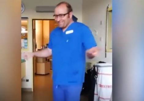 Un doctor din Germania a dansat pentru pacientul lui, un copilaș de patru anișori. VIDEO VIRAL