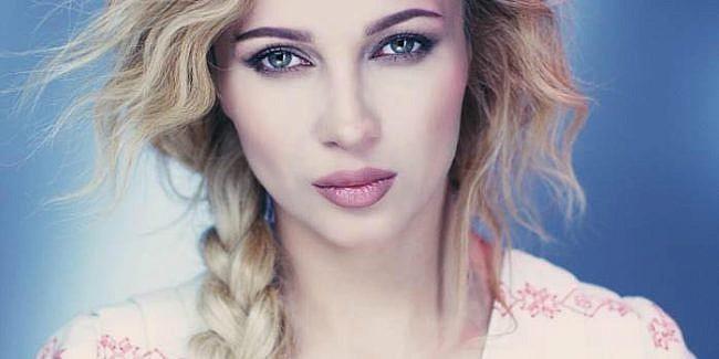 Lora, implicată &icirc;ntr-un accident &icirc;n timp ce se &icirc;ntorcea de la un concert! Un adolescent băut a fost lovit de mașina artistei