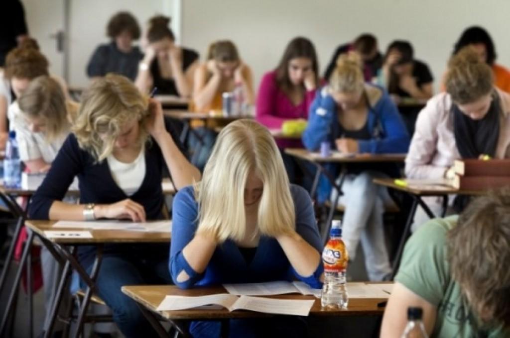 EVALUAREA NAŢIONALĂ 2018. Peste 150.000 de absolvenţi de clasa a VIII-a sunt aşteptaţi să participe la examen, care &icirc;ncepe astăzi. Linie TELVERDE pentru sesizarea eventualelor nereguli