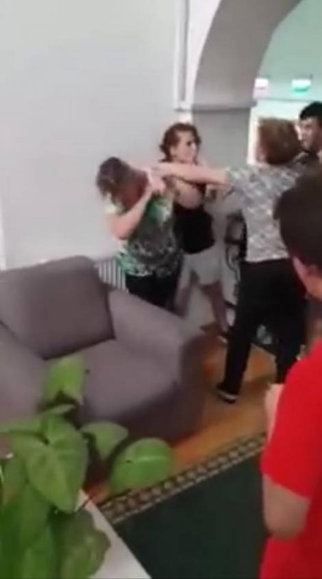 Un nou scandal cu imagini şocante! Elevă de la Liceul pentru Deficienţi de Auz din Cluj-Napoca, bătută de o îngrijitoare: "O să te omor"