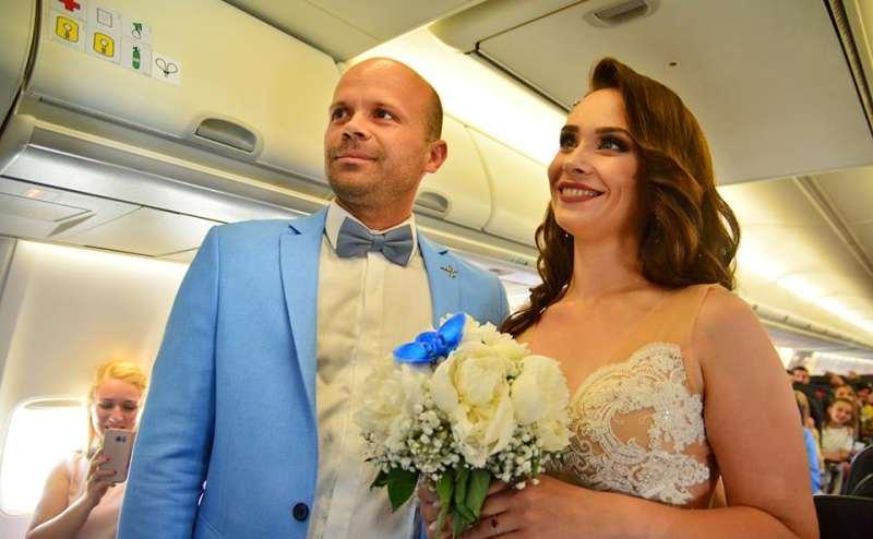 Ceremonie emoționantă! Un pilot şi aleasa inimii sale şi-au unit destinele &icirc;n avion! &bdquo;El a visat ca acest moment să &icirc;l găsească &icirc;n locul &icirc;n care  zboară!&rdquo;