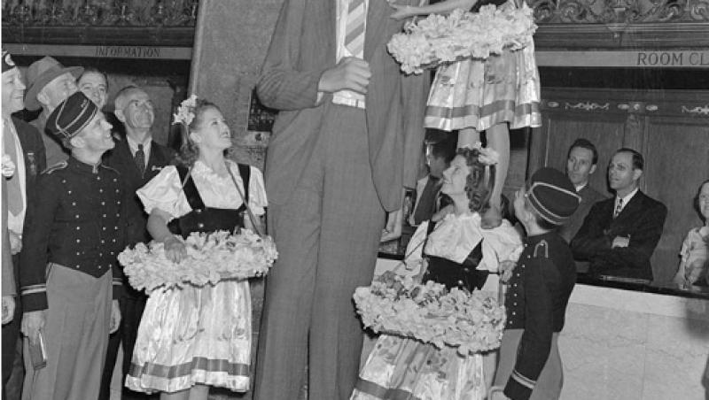 Drama URIAŞULUI BLÂND, cel mai înalt om care a trăit vreodată. La 5 ani purta haine de 17, la 9 îşi depăşea tatăl, la 22 avea deja 2,72 metri