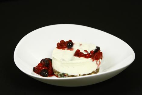 Cheesecake cu blat de curmale confiate și topping din fructe de pădure