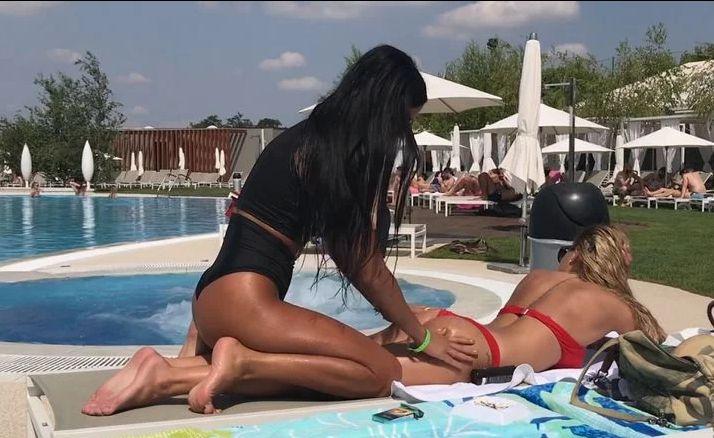 Două vedete de la noi, atingeri interzise la piscină! Cine sunt frumoasele dive, care au aprins imaginația bărbaților de la piscinăă