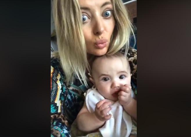 Fanii s-au topi! Mătușica Delia, &icirc;n brațe cu nepoțica, LIVE pe Facebook. Vedeta, transformată total: "Aceasta este tălpița mea și vrem să vă pupăcim!"