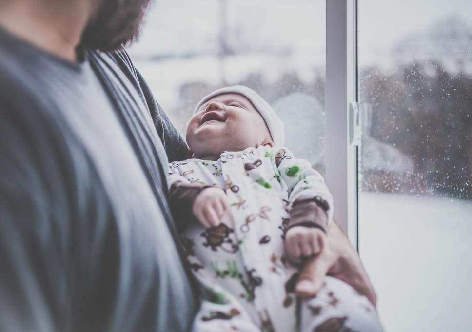 A născut c&acirc;nd era femeie și vrea să fie recunoscută drept tată! Un transgender se luptă cu autoritățile să i se admită "calitatea" de bărbat, după naștere