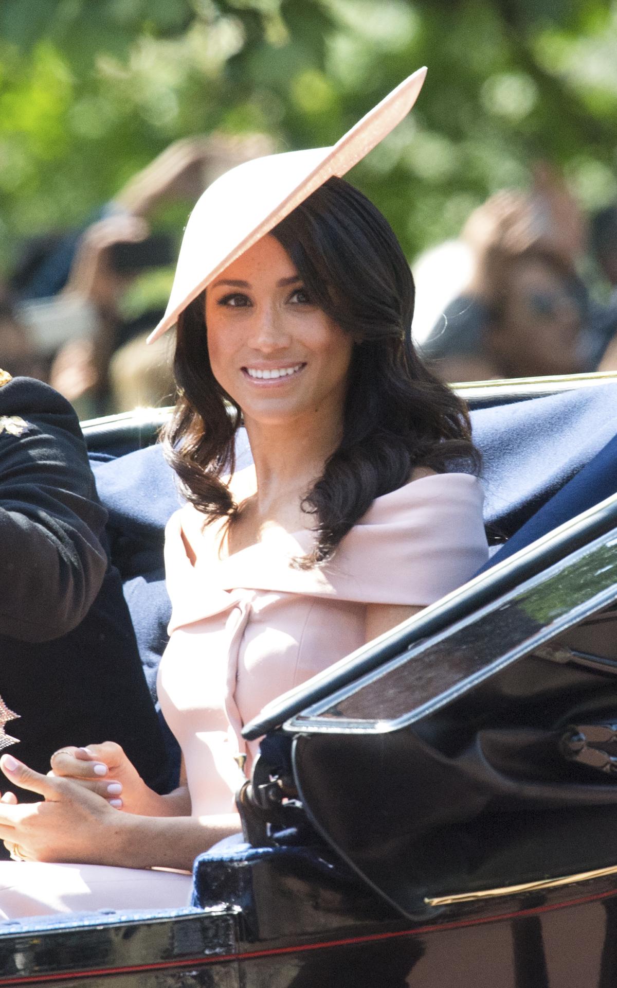 Presa britanică scrie că i-a ales-o &icirc;nsuși Harry! C&acirc;t a costat rochia purtată de Meghan Markle, ducesa de Sussex, la aniversarea Reginei