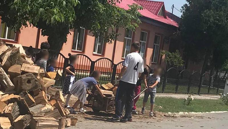 Elevii de clasa I, obligați să care lemne de foc la o școală din Brăila. Imagini revoltătoare