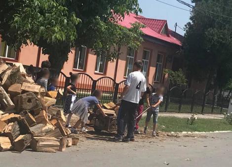 Elevii de clasa I, obligați să care lemne de foc la o școală din Brăila. Imagini revoltătoare